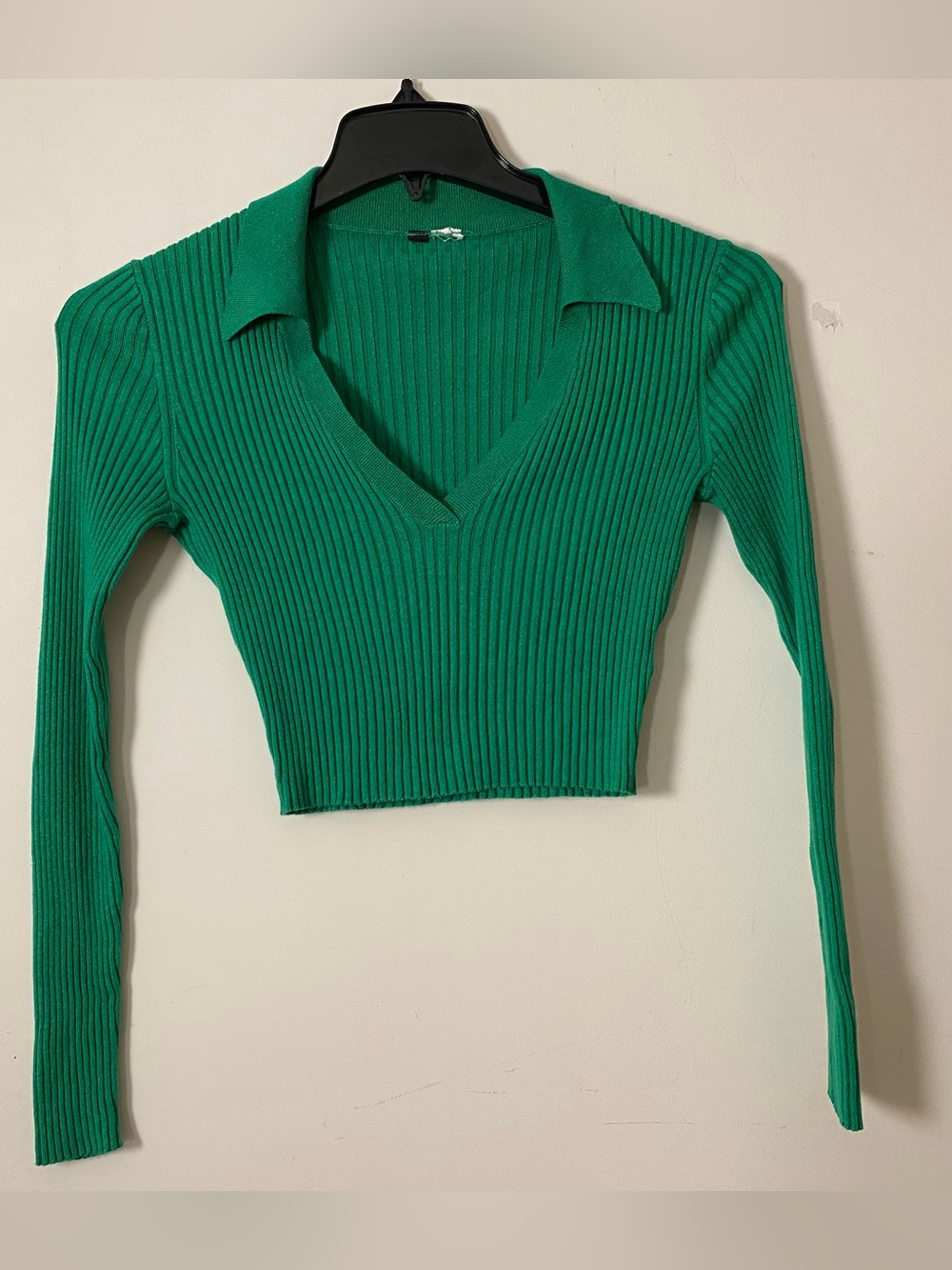 Green Ribbed V-Neck Collared Crop Top - Picture 3 of 5